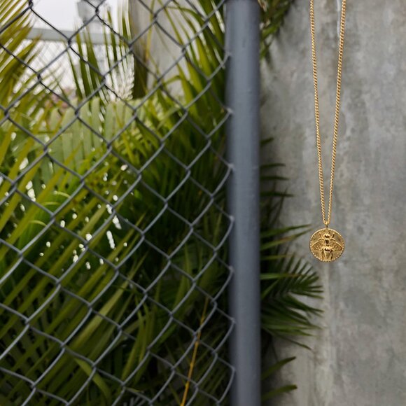 NEW 18K Gold Plated Textured Bee Round Pendant Necklace - Picture 5 of 11